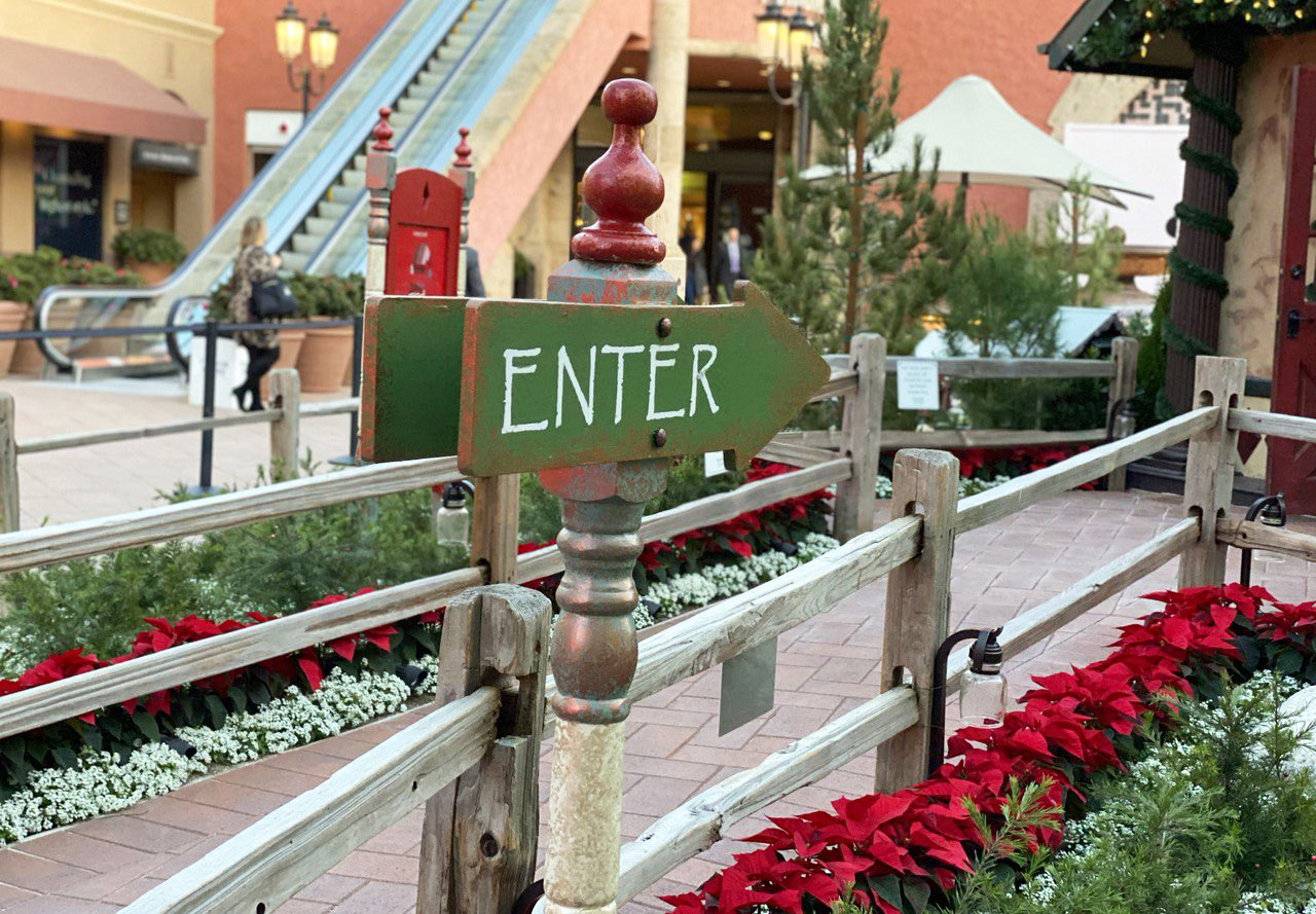 Enter to Santa's House - Fashion Island