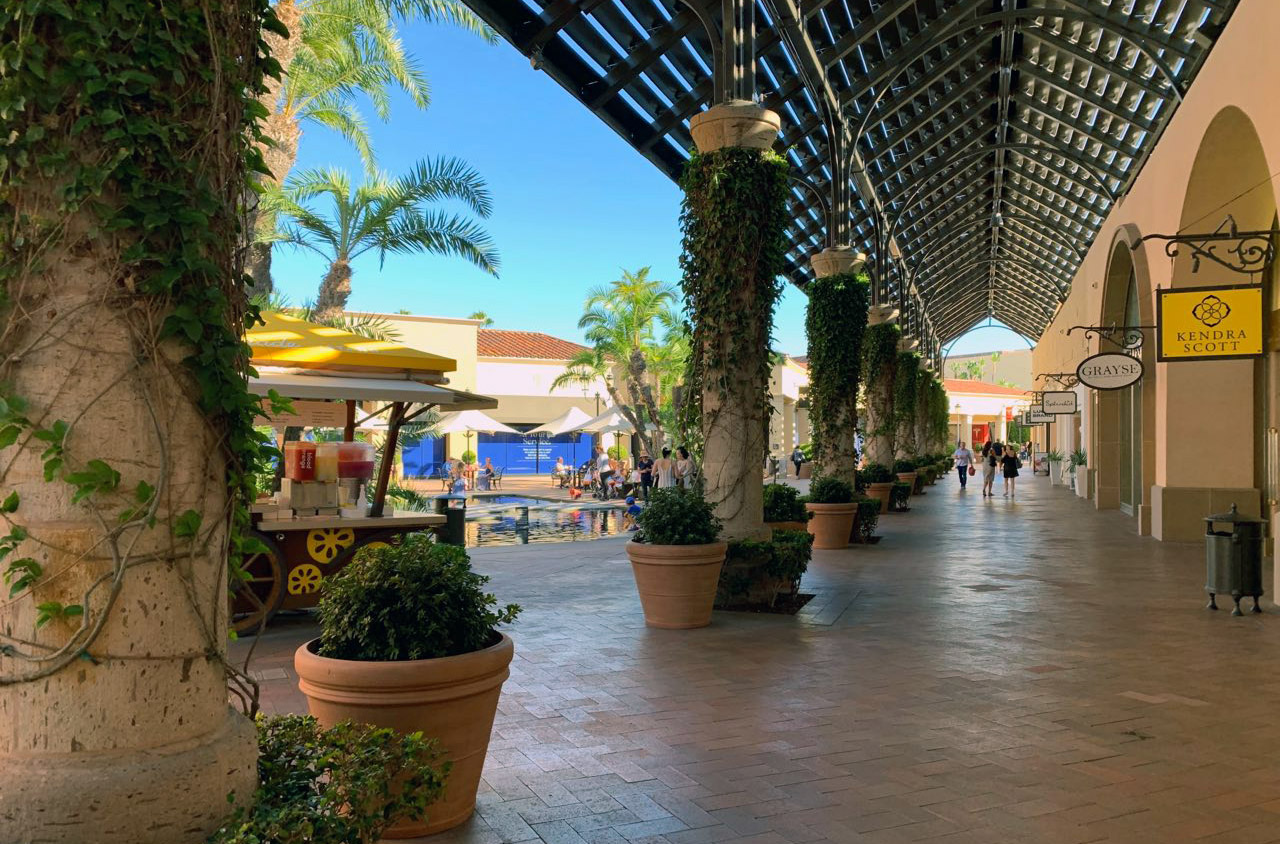 fashionisland #newportbeach #koipond #outdoormall #pch