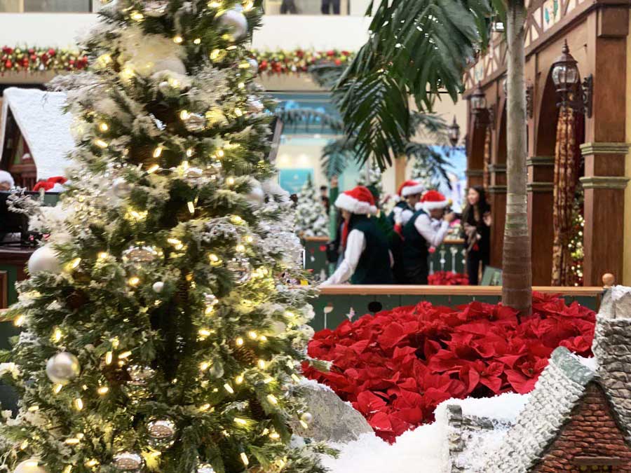 Christmas tree at South Coast Plaza, Coast Mesa, CA  Christmas tree,  Holiday celebration, New years decorations