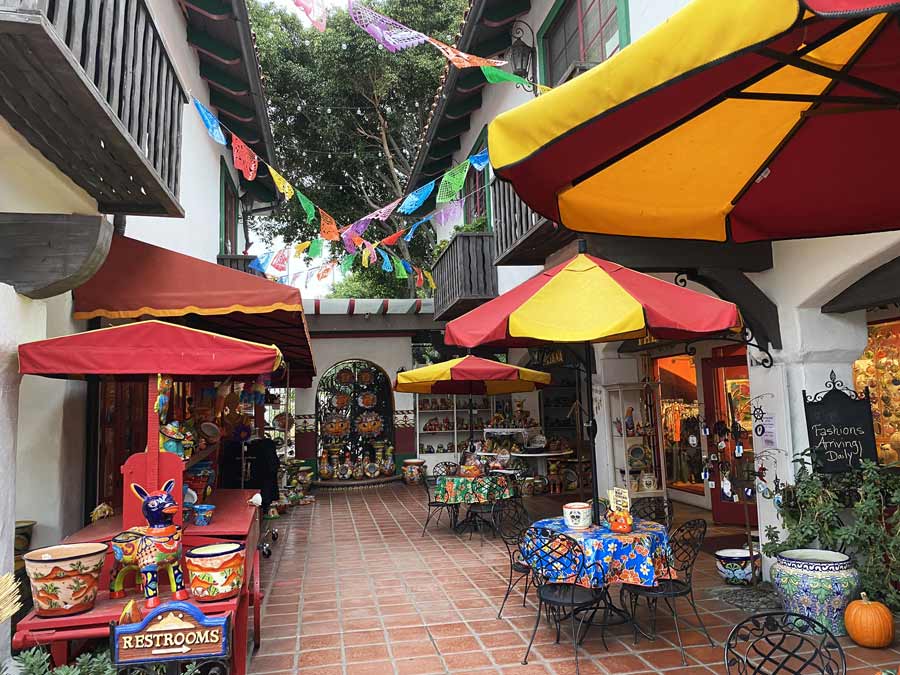 Bazaar del Mundo dining area