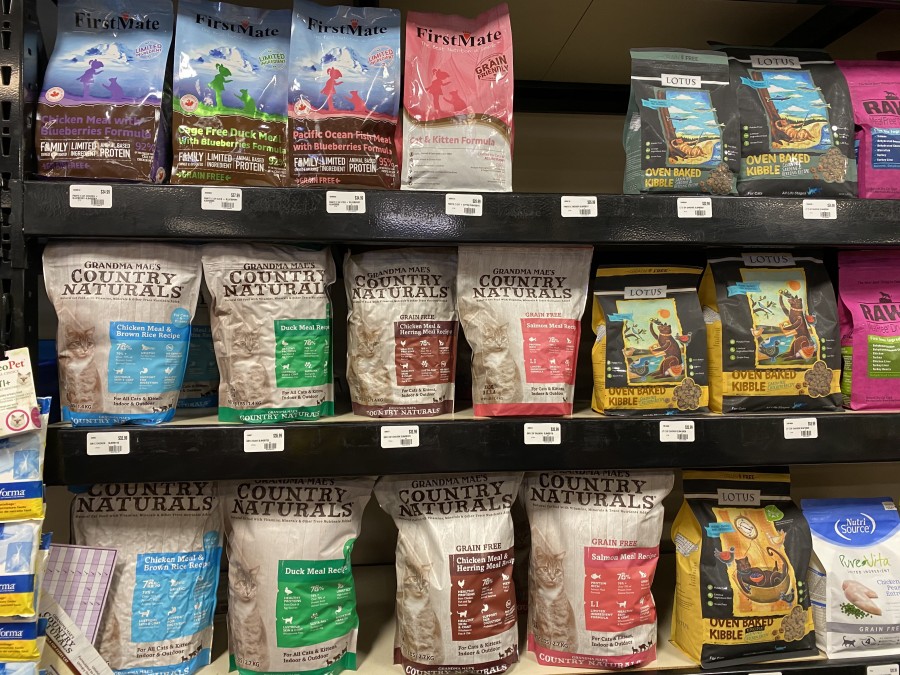Balanced nutrition for cats of different ages and temperaments from tuna to wild duck meat is all in the Pet Market.