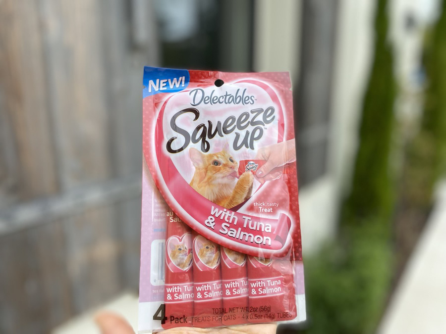 Satisfy your feline's cravings with Hartz Delectables Squeeze Up Treats!