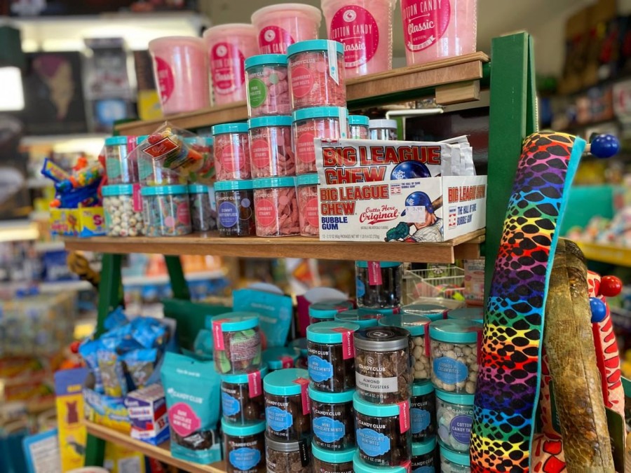 Step back in time with Engine Ear Toys selection of old-fashioned sweets like rock candy and sugar sticks. Rediscover the nostalgic flavors of your childhood.