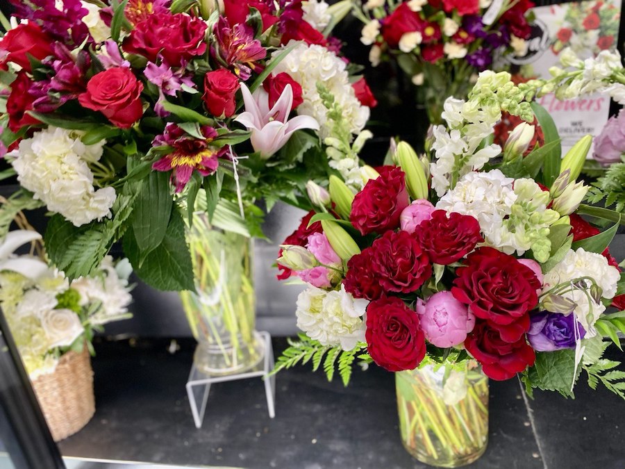 Blooms of Happiness: Expertly Designed Bouquets Make Every Day Brighter.