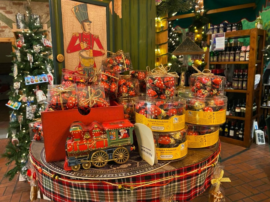 Enjoy indulging in the delicious holiday treats that can be found at our festive market!