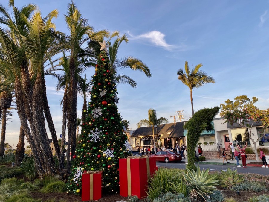 Get ready for a festive adventure like no other at Fashion Island! 