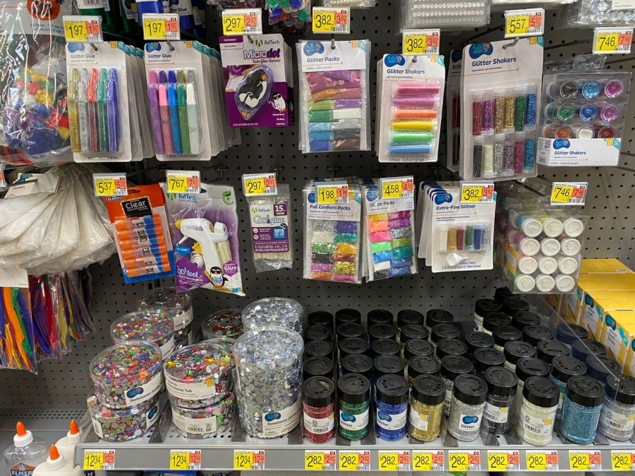 Join the glitter trend and add some sparkle to your crafts with our 32-piece glitter set.