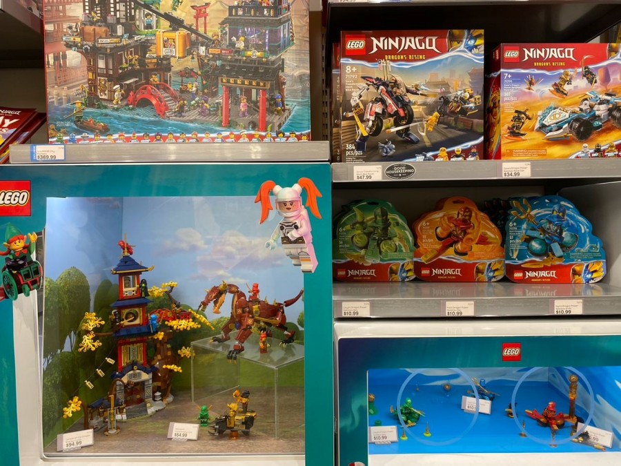 Build an epic adventure with this action-packed playset filled with cool traps and six minifigures