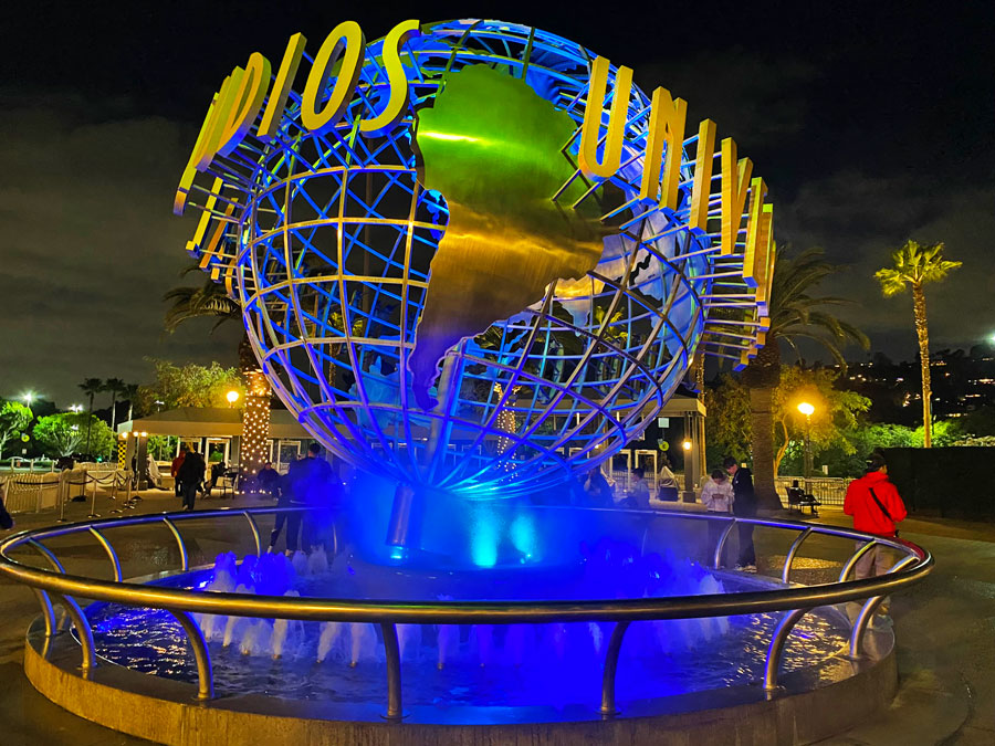 Fountain - Globus at Universal Studios: Immerse Yourself in Hollywood Magic!