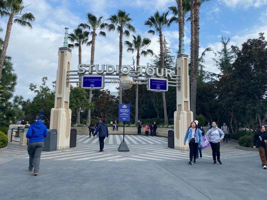 Universal Studios Hollywood, the place where movie magic meets thrills and spills, welcomes you with its symbolic gate, promising unknown sensations.
