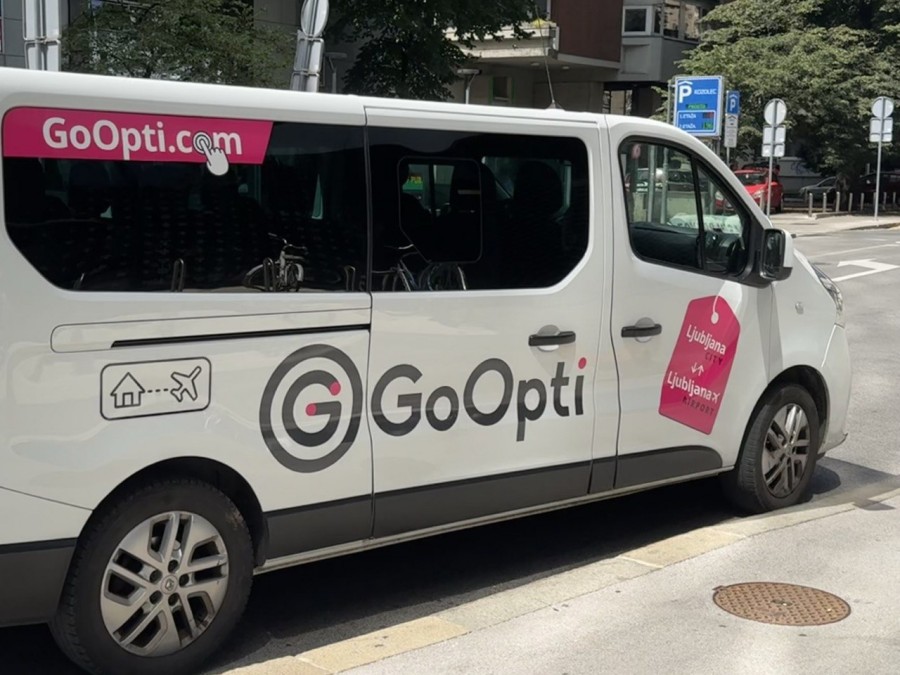 No car? No problem. Navigate cities seamlessly with Uber or Lyft