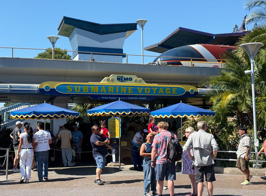 Finding Nemo Submarine Voyage - Disneyland Ride