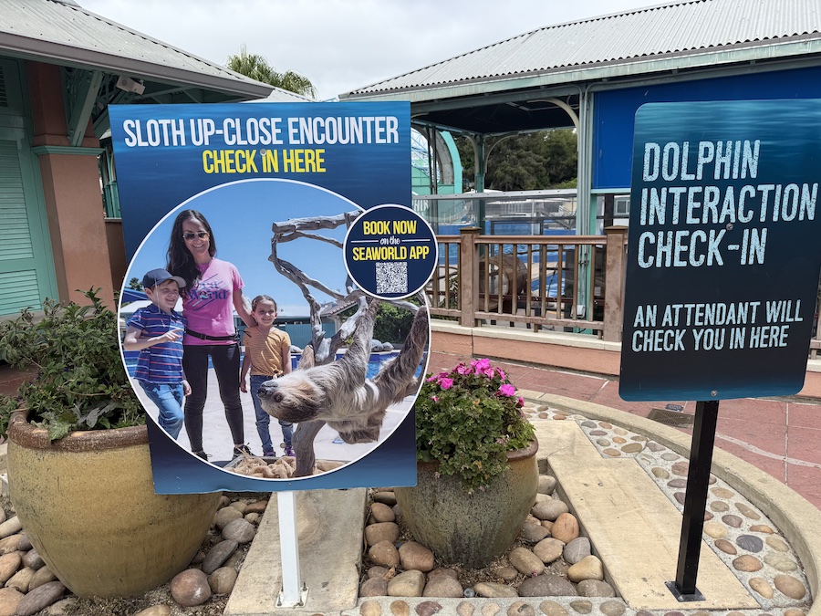 Thanks to convenient signs, you will definitely find the entrance to any location at SeaWorld.