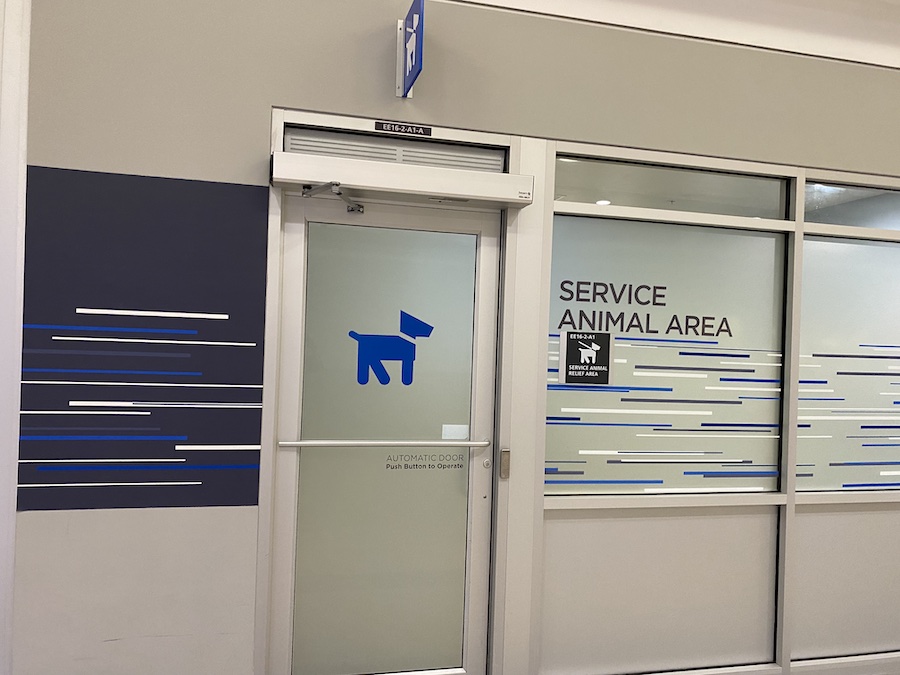 The signage for the pet relief zone at ATL, showing paw prints and directions.
