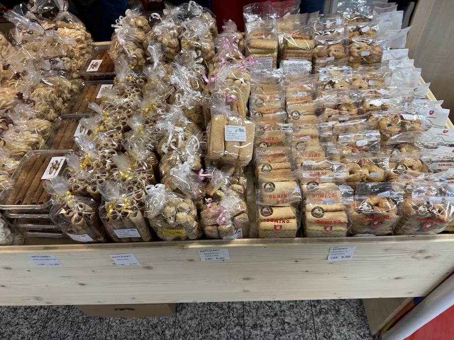 Here you will find a large selection of crispy butter cookies.