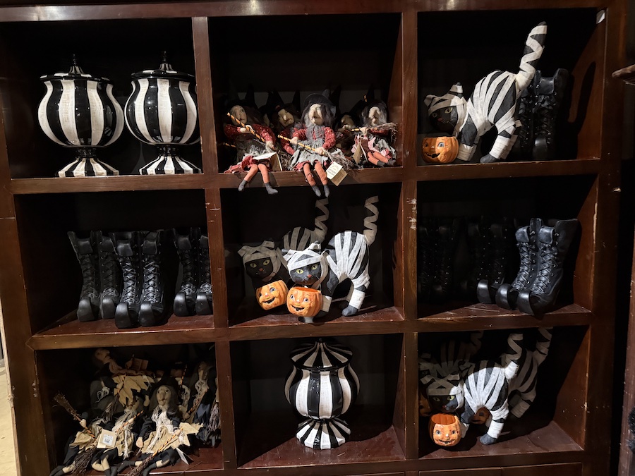 Halloween decor that will not leave anyone indifferent.