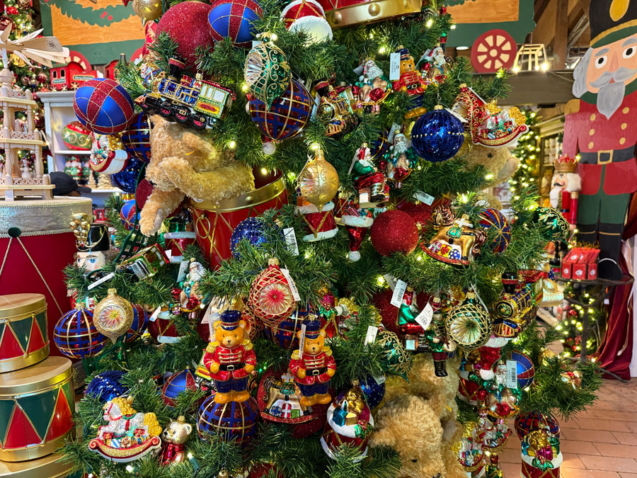 Decorated Christmas tree at Roger's Gardens