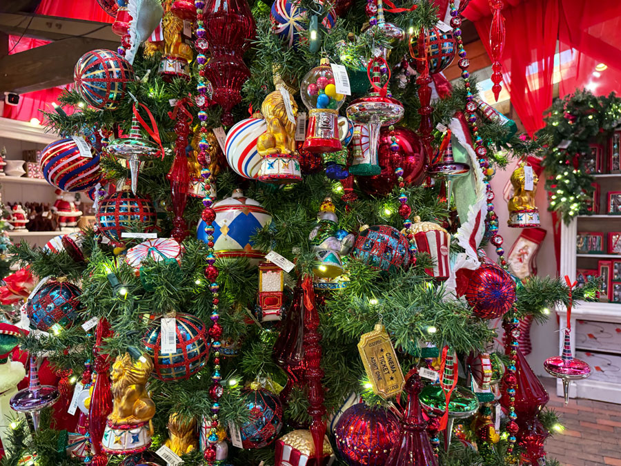 Incredibly detailed Roger's Gardens Christmas tree