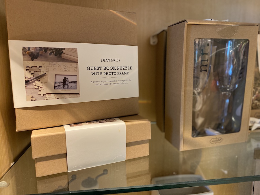 A puzzle with a guest book and photo frame invites you to purchase and insert a photo as a keepsake.
