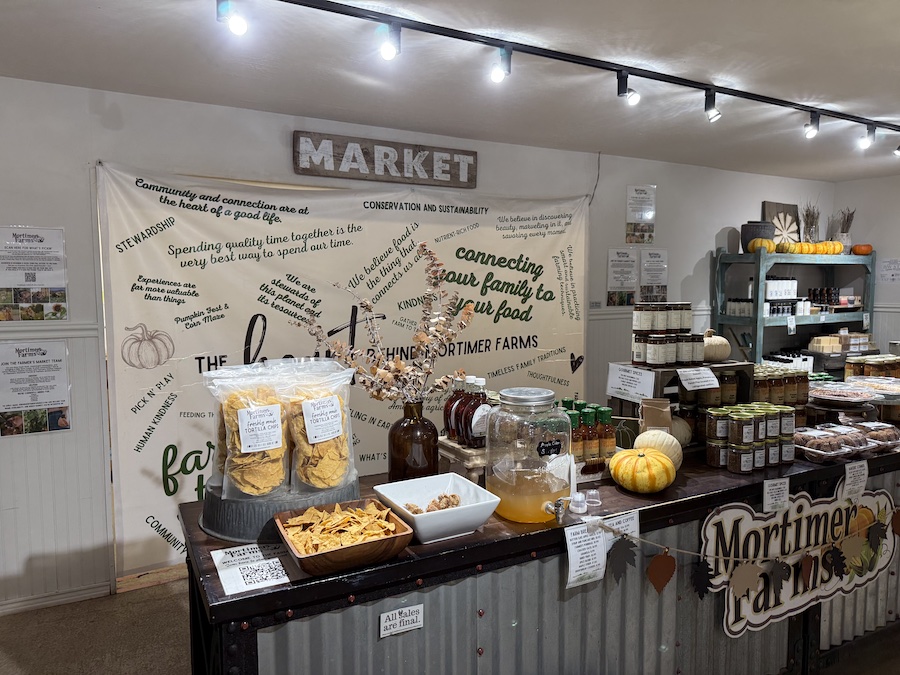 Mortimer Farms invites shoppers to visit the market.