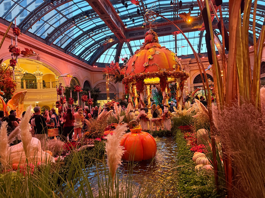 Pumpkin Palace - East Bed "Autumn Majesty" Bellagio Hotel