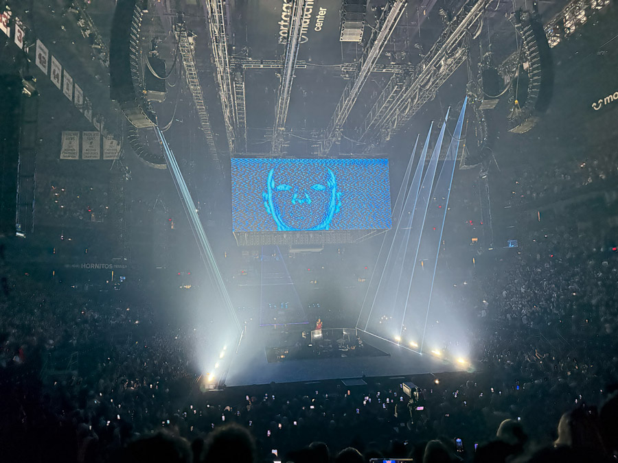 Visual effects on the central cube - Billie Eilish Live 2025