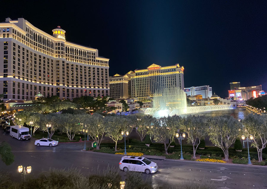 Bellagio hotel at night