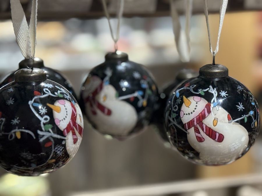 Decorative Christmas tree balls featuring hand-painted snowmen, adding a cheerful winter touch.