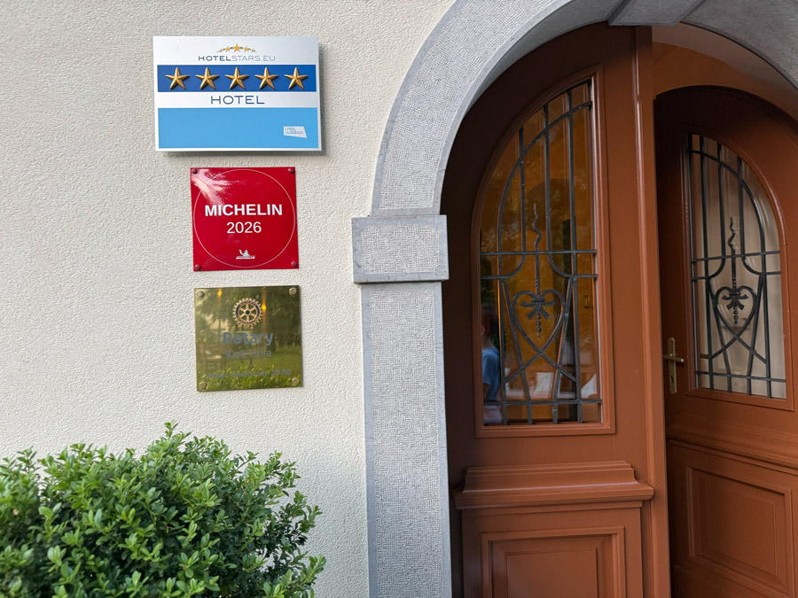 Entrance to Kendov Dvorec with five-star hotel and Michelin Guide signage